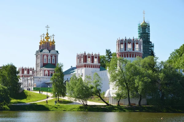 Novodevichiy 修道院在绿色的树在蓝色天空之下河 莫斯科 — 图库照片