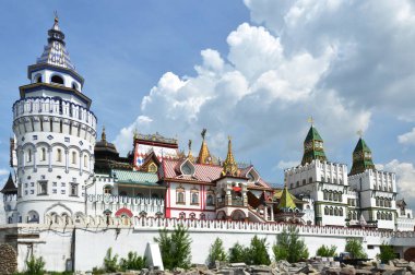 Altında bulutlu mavi gökyüzü, Rusya Moskova Izmailovsky Kremlin