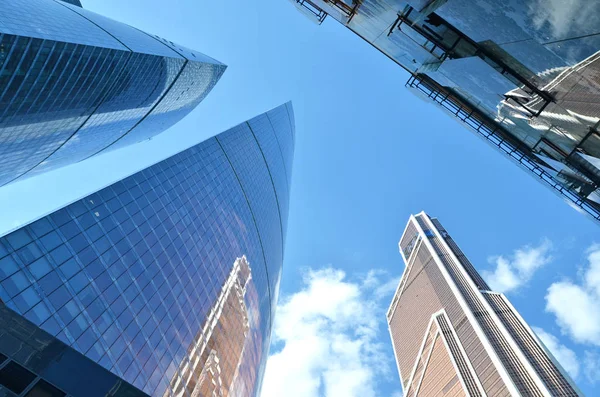 Vista Angolo Basso Grattacieli Mosca Città Contro Cielo Blu — Foto Stock