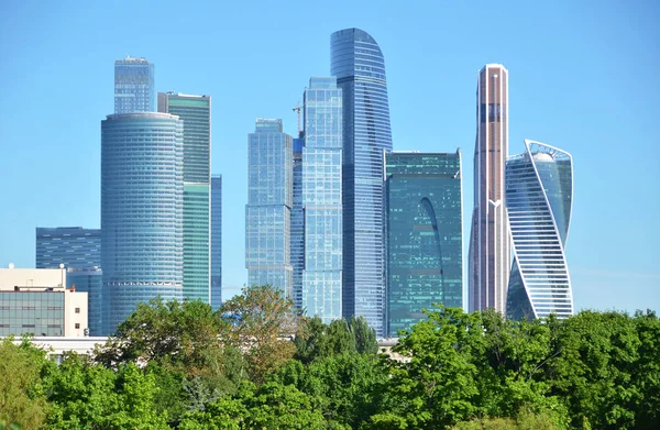 Arranha Céus Moscou Cidade Contra Céu Azul — Fotografia de Stock