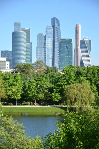 Arranha Céus Moscou Cidade Contra Céu Azul — Fotografia de Stock