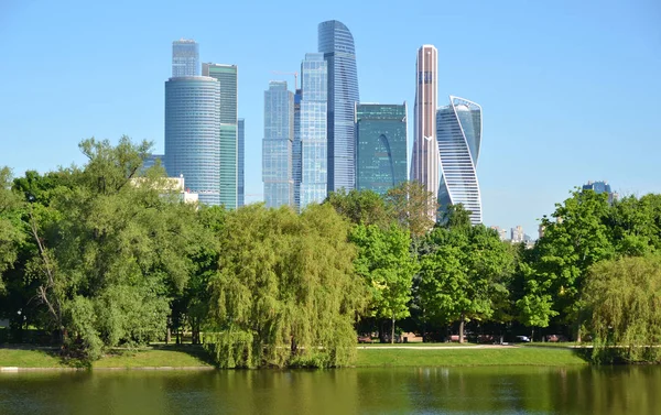 Arranha Céus Moscou Cidade Contra Céu Azul — Fotografia de Stock