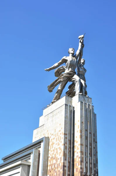ロシア モスクワ Vdnkh 2018 ワーカー有名なソ連記念碑 彫刻家ヴェラ ムヒナのコルホーズ 集団農場女亜目 1937 年にステンレス製 — ストック写真