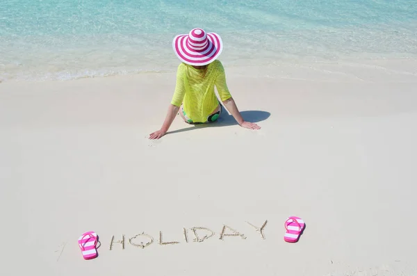 阳光下的年轻女子照片在沙滩上放松与伟大的埃克苏马 巴哈马文本 — 图库照片