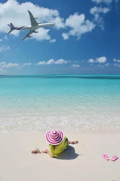 Foto Mujer Joven Sol Sombrero Relajarse Playa Arena Gran Exuma — Foto de Stock