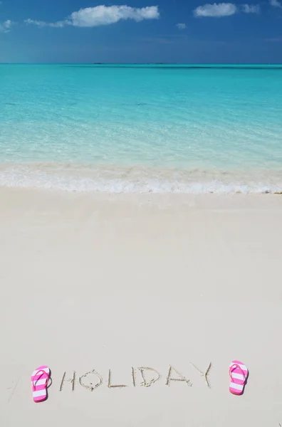Holiday Escrevendo Praia Areia Com Chinelos Perto Água Azul Oceano — Fotografia de Stock