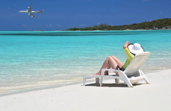 Foto Ung Kvinna Solhatt Koppla Sandstranden Stranden Great Exuma Bahamas — Stockfoto