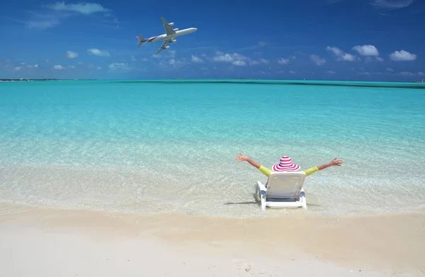 Foto Mujer Joven Sol Sombrero Relajarse Playa Arena Gran Exuma — Foto de Stock