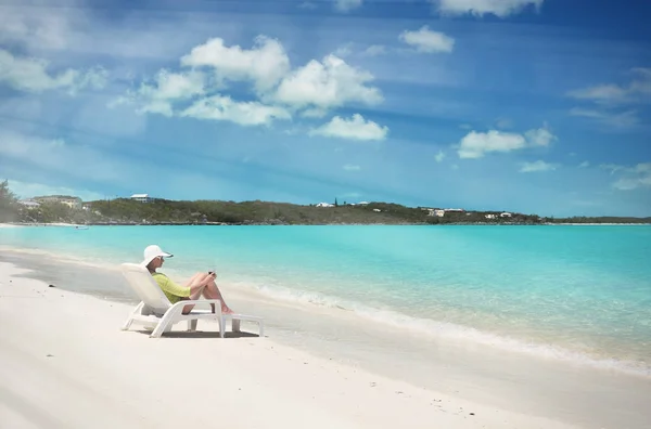 Genç Kadın Güneş Şapkalı Relax Şezlong Üzerinde Kumlu Plaj Great — Stok fotoğraf