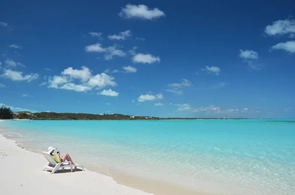 Foto Ung Kvinna Solhatt Koppla Sandstranden Stranden Great Exuma Bahamas — Stockfoto