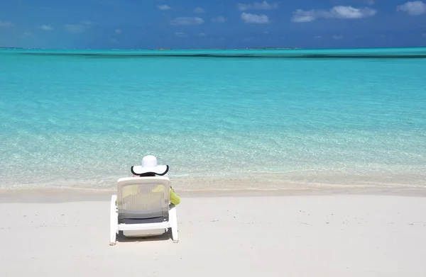 在巴哈马大埃克苏马沙滩上 戴着遮阳帽的年轻女子的照片 — 图库照片