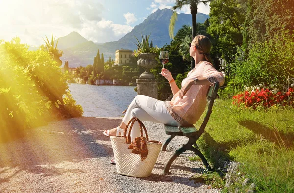 Menina Com Copo Vinho Lago Como Itália — Fotografia de Stock