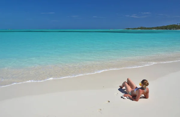 来杯桔子汁的埃克苏马 巴哈马海滩上的女孩 — 图库照片