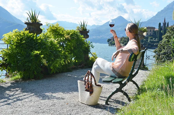 Fille Avec Verre Vin Lac Côme Italie — Photo