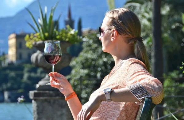 Chica Con Una Copa Vino Lago Como Italia —  Fotos de Stock