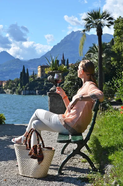 Ragazza Con Bicchiere Vino Lago Como — Foto Stock