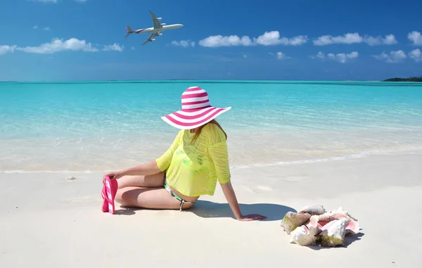 Frau Mit Strohhut Sitzt Sandstrand Großes Exuma Bahamas — Stockfoto