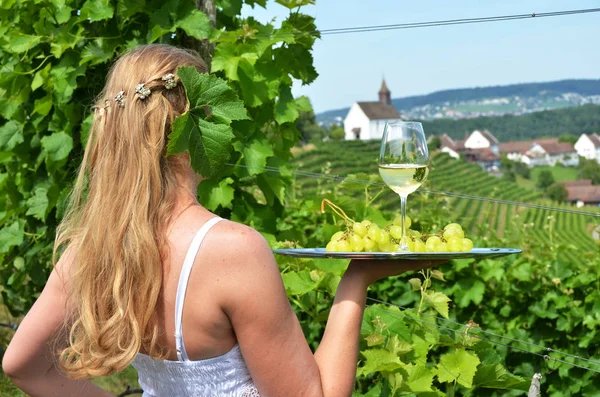 Rheinau 在葡萄树叶上藏着一个女人的脸 在盘子里捧着葡萄酒和葡萄 — 图库照片