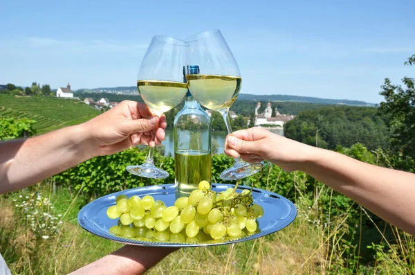 Kvinna Och Man Håller Par Vinglas Mot Vingårdarna Rheinau Schweiz — Stockfoto