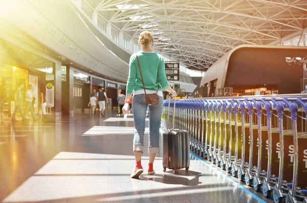 Havaalanında Bavullu Genç Bir Kadın — Stok fotoğraf