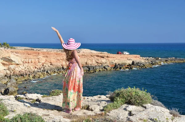 Fotos de Chica en la roca mirando al océano. Chipre - Imagen de © happyalex #63814709