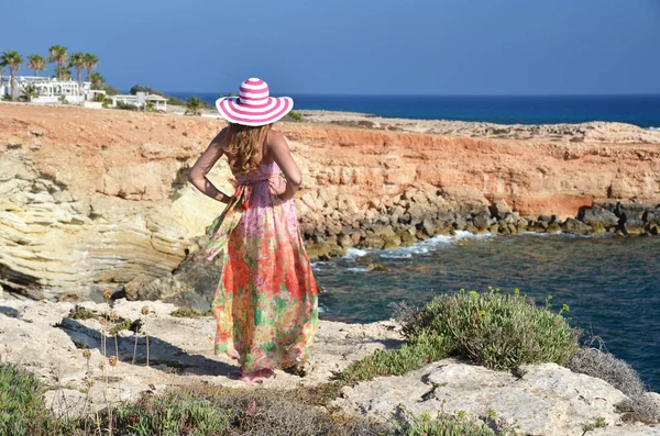 你穿夏天衣服的女人望着大海 塞浦路斯 — 图库照片
