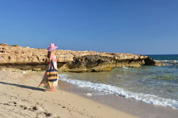 Eine Junge Frau Sommerkleidung Mit Blick Aufs Meer Zypern — Stockfoto