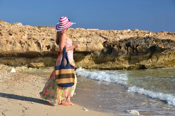 你穿夏天衣服的女人望着大海 塞浦路斯 — 图库照片