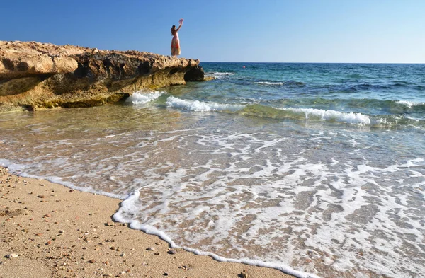 Yougn Kadın Yaz Giysileri Denize Bakıyor Kıbrıs — Stok fotoğraf