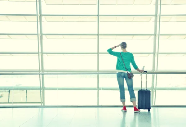 Giovane Donna Con Bagaglio Aeroporto — Foto Stock