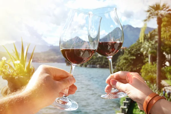 Manos Sosteniendo Dos Copas Vino Varenna Ciudad Lago Como Italia — Foto de Stock