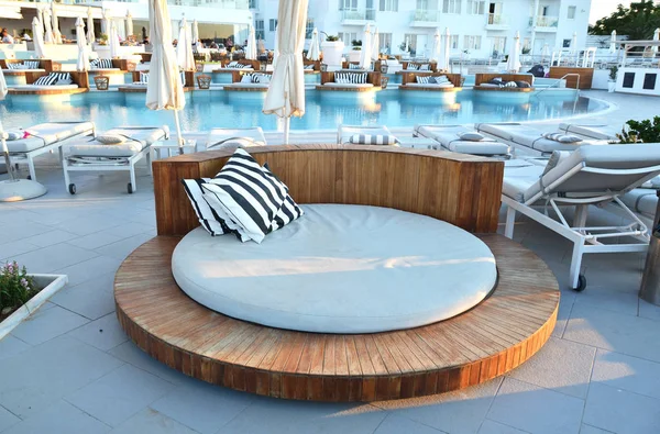 Trendy Modern Swimming Pooll Lounge — Stock Photo, Image