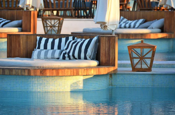 Trendiga Pool Lounge Med Schäslonger — Stockfoto