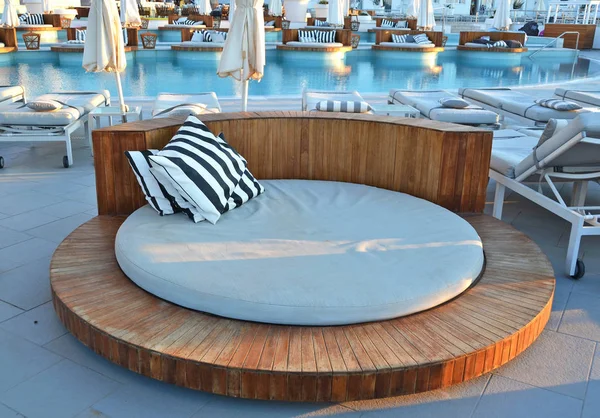 Trendy Pool Lounge Chaise Lounges — Stock Photo, Image