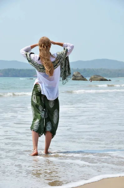 Fille européenne se détendre sur la plage d'Agonda de Goa du Sud, Inde — Photo