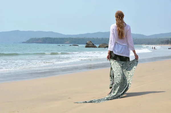 Fille européenne se détendre sur la plage d'Agonda de Goa du Sud, Inde — Photo