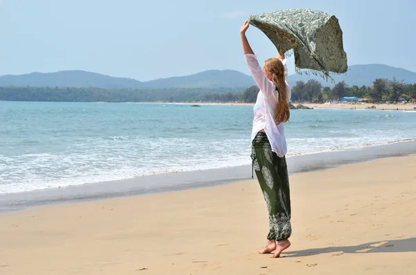 Europejska dziewczyna relaks na plaży Agonda Południowej Goa, Indie — Zdjęcie stockowe