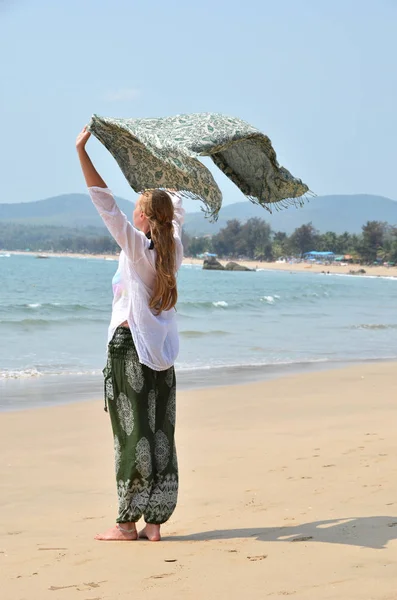 Европейская девушка отдыхает на пляже Агонда в Южном Гоа, Индия — стоковое фото