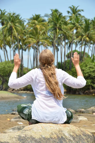 Ragazza europea rilassante sulla spiaggia di Agonda del Sud Goa, India — Foto Stock