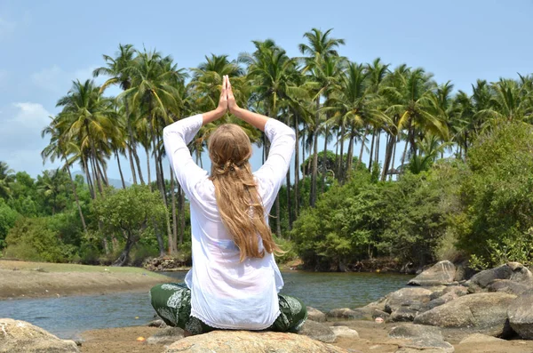 Europejska dziewczyna relaks na plaży Agonda Południowej Goa, Indie Zdjęcia Stockowe bez tantiem
