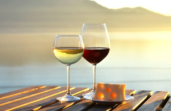 在拉维州拉沃地区葡萄园的露台上享用葡萄酒和奶酪 — 图库照片