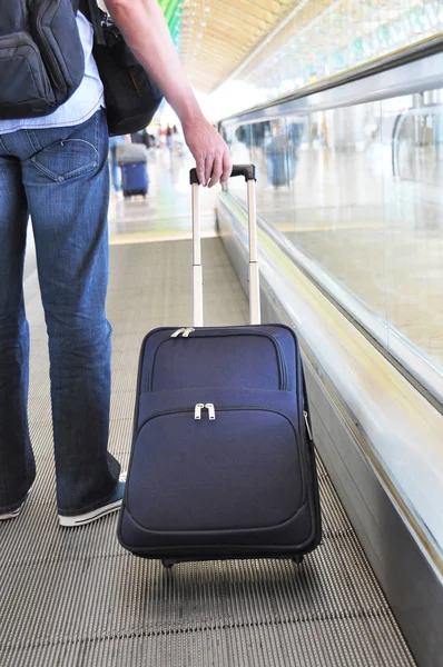 旅行者、スピードウォークのスーツケース — ストック写真