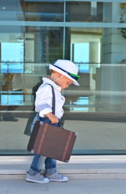 Bebek gezgin bir çanta