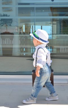 Bebek gezgin bir çanta