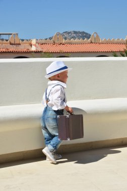 Bebek gezgin bir çanta