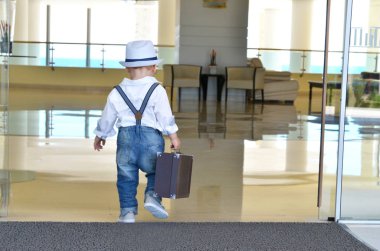 Bebek gezgin bir çanta