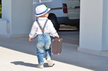 Bebek gezgin bir çanta