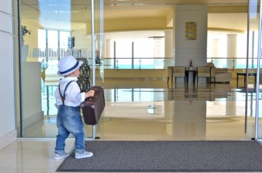 Bebek gezgin bir çanta