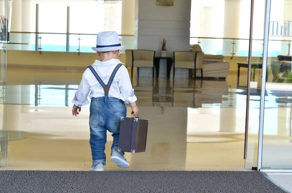 Bambino viaggiatore con una valigia — Foto Stock