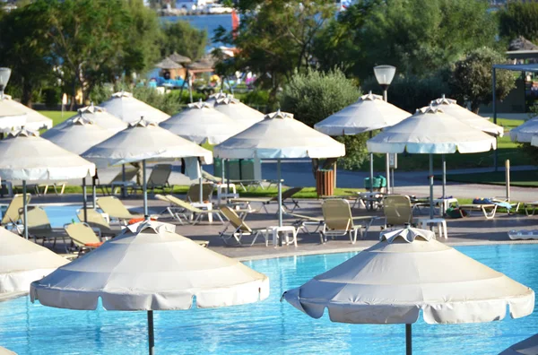 Sun Umbrellas Loungers Swimming Pool Area Rhodes Greece — Stock Photo, Image